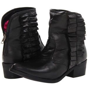 Betsy Johnson Seal Black Leather Boots Size 7